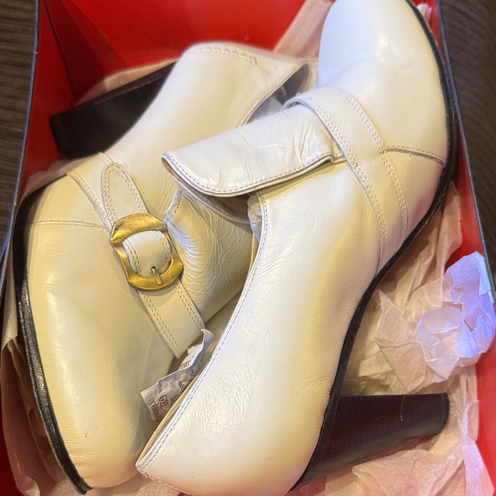 BCBG LEATHER Elegant Cream Heeled SHOE BOOTS